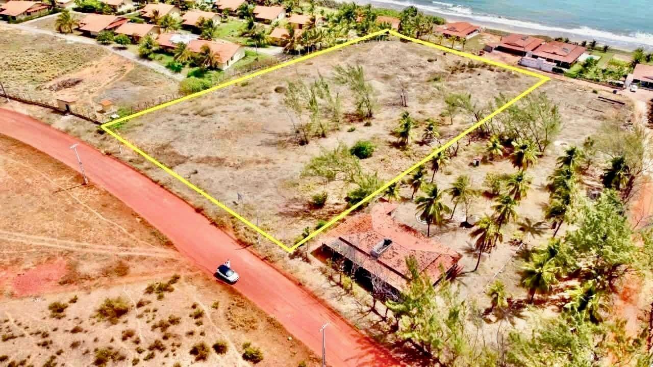 Terreno a beira-mar na belíssima Praia de Zumbi, com 9.270 m2 a 50 metros do mar, com projeto para 24 apartamentos e 11 chalés, vizinho ao Condomínio Praia de Zumbi. 