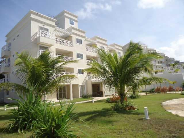 Apartamento no Belíssimo Condomínio Villa Imperial com 2 Suítes, Wc Social, Sala com Varanda, Cozinha Americana, Vista para o mar, mobiliado, perto da área de lazer, em Pirangi do Norte.
